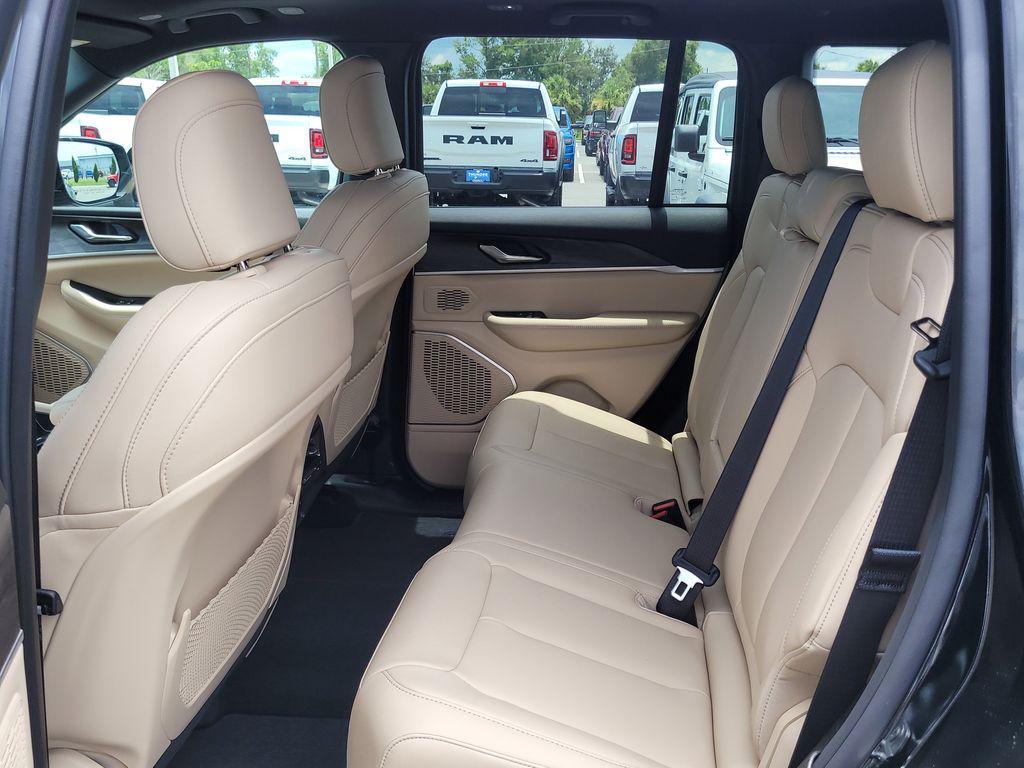 new 2025 Jeep Grand Cherokee car, priced at $40,054