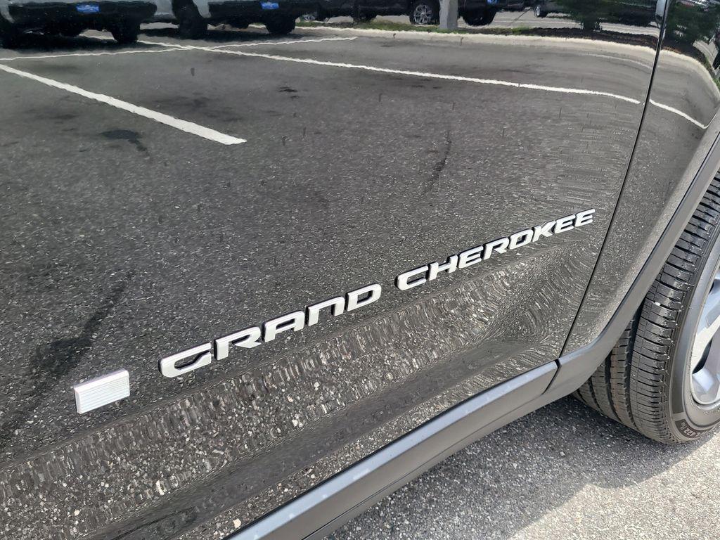 new 2025 Jeep Grand Cherokee car, priced at $40,054