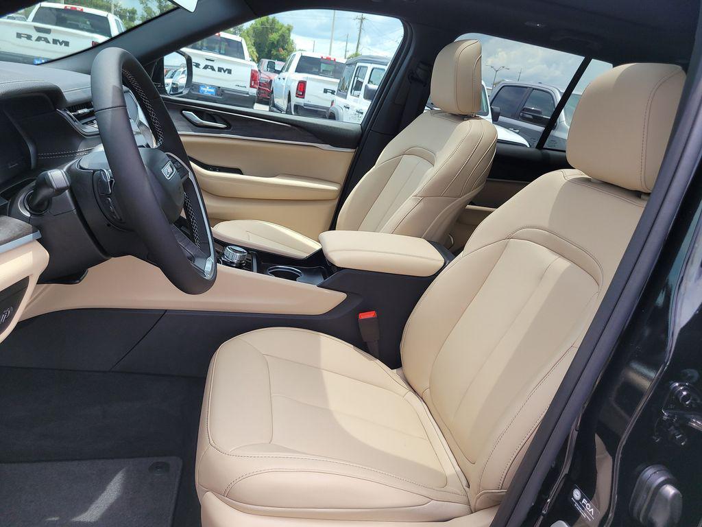 new 2025 Jeep Grand Cherokee car, priced at $40,054