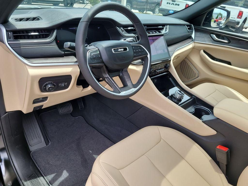 new 2025 Jeep Grand Cherokee car, priced at $40,054