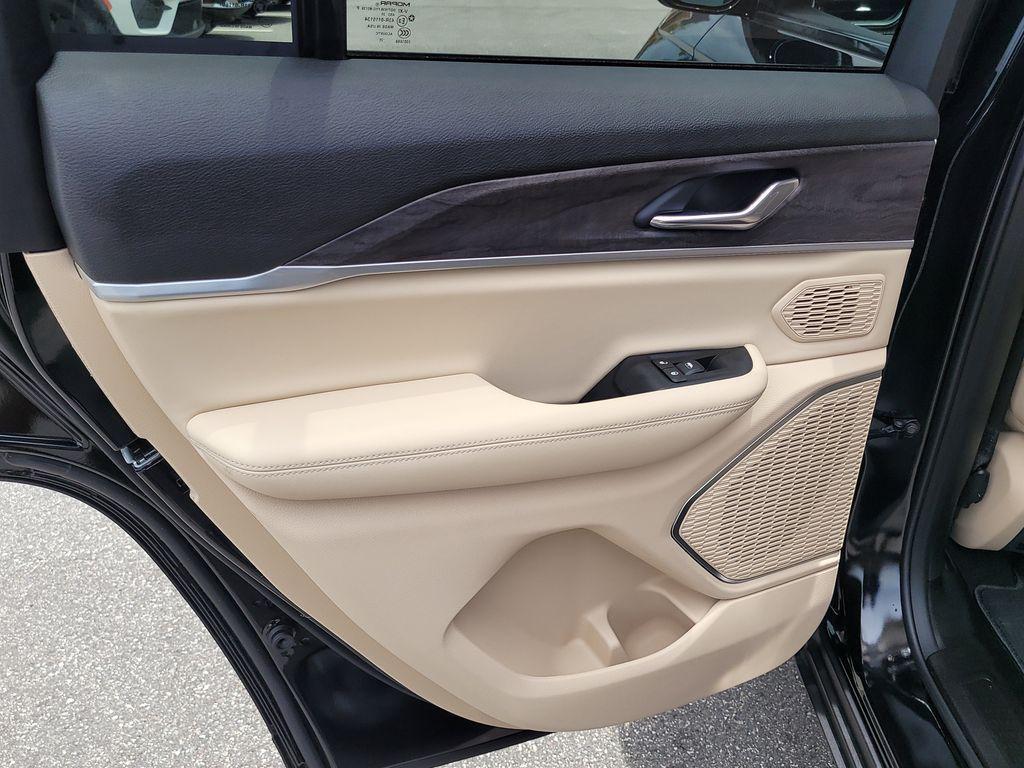 new 2025 Jeep Grand Cherokee car, priced at $40,054