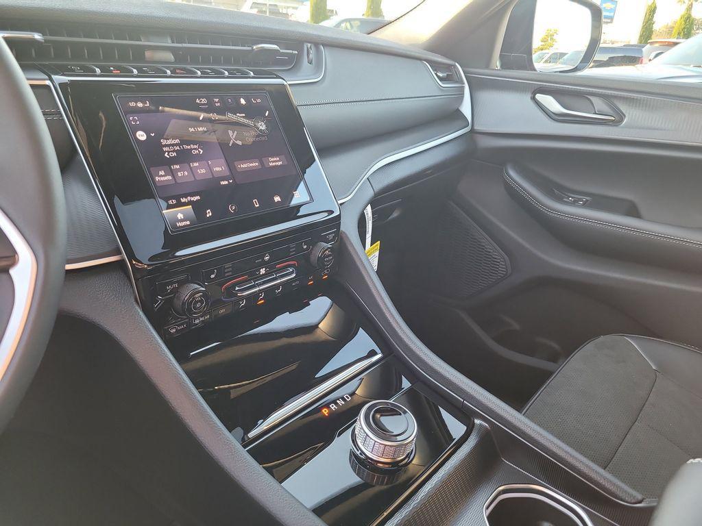 new 2025 Jeep Grand Cherokee car, priced at $40,635