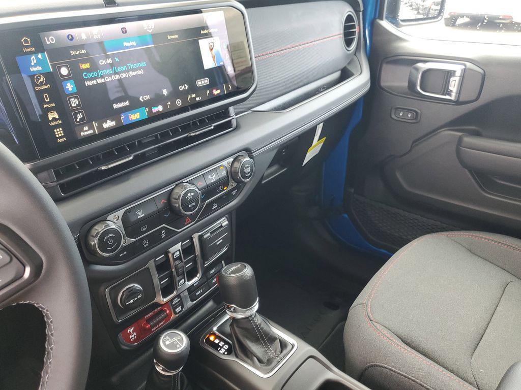 new 2025 Jeep Gladiator car, priced at $43,205