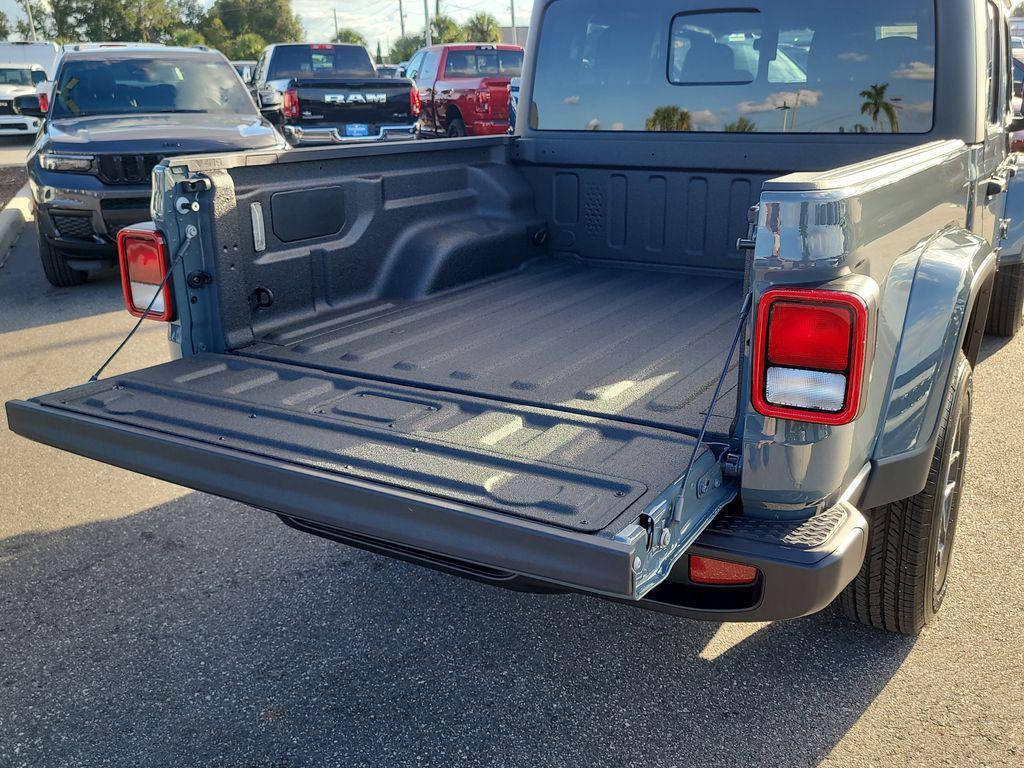 new 2025 Jeep Gladiator car, priced at $41,055