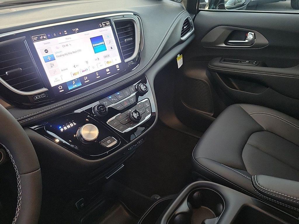 new 2025 Chrysler Pacifica car, priced at $38,032