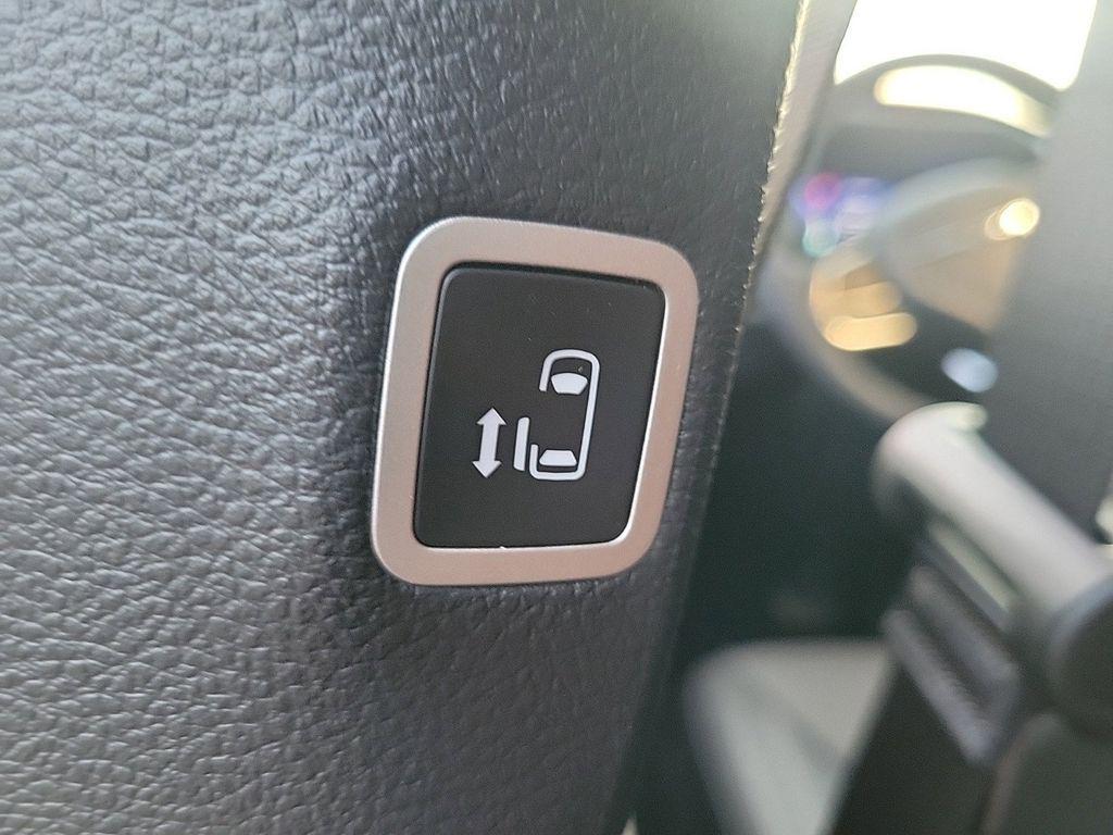 new 2025 Chrysler Pacifica car, priced at $38,032