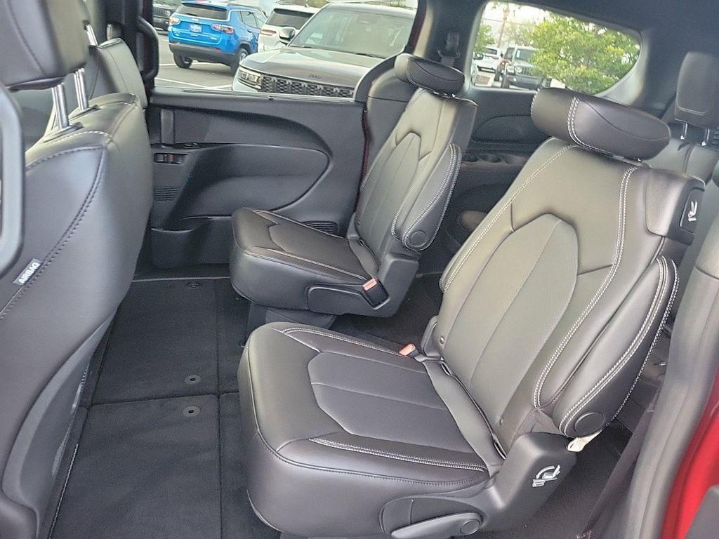 new 2025 Chrysler Pacifica car, priced at $38,032