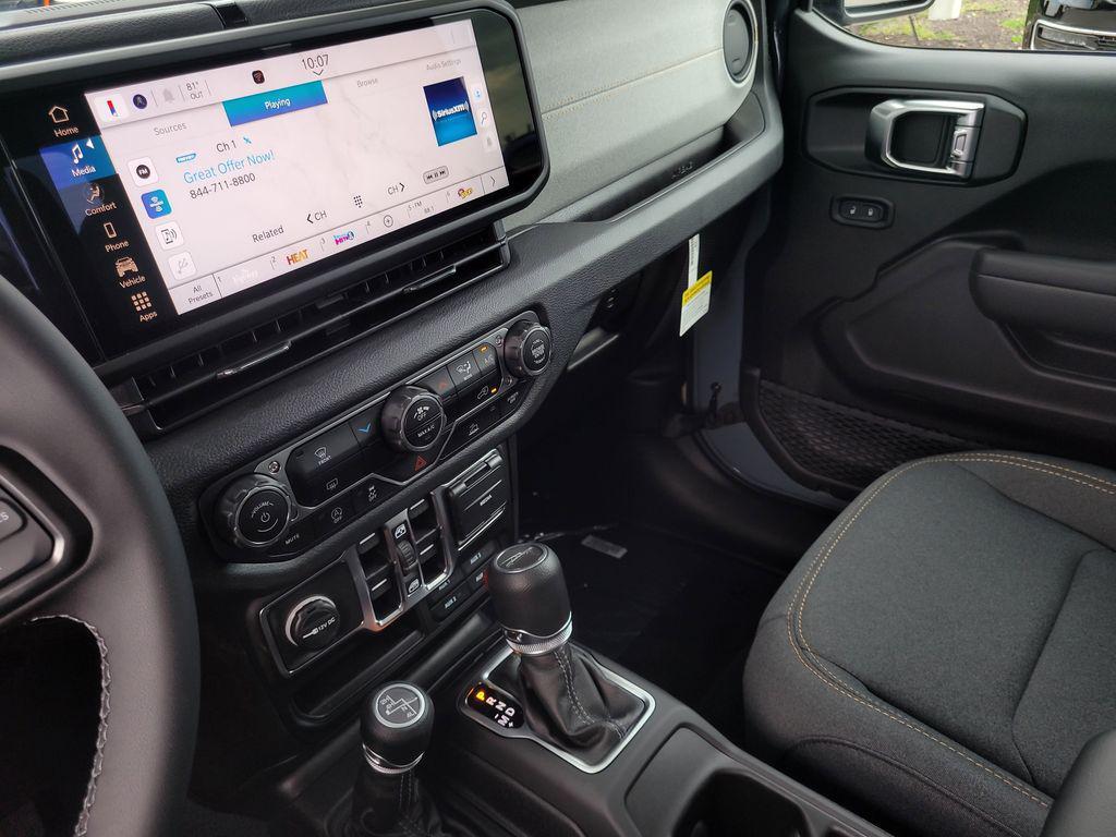 new 2025 Jeep Gladiator car, priced at $39,676