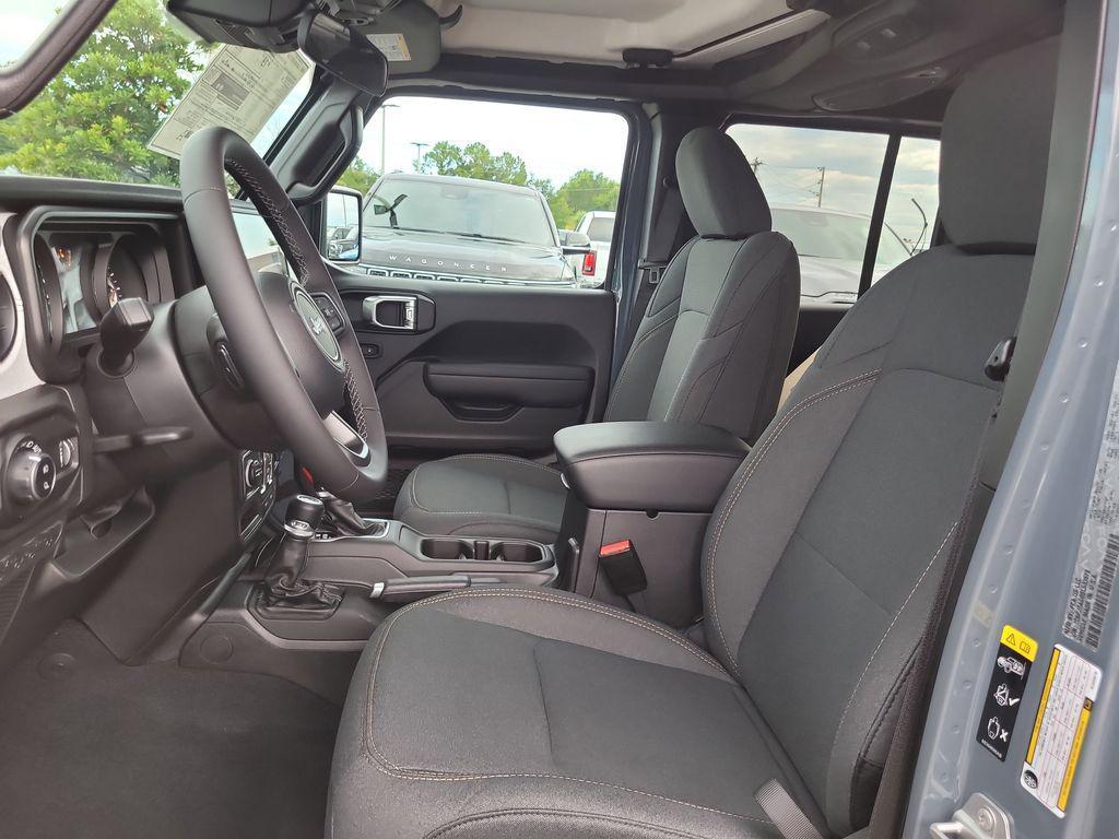 new 2025 Jeep Gladiator car, priced at $39,676