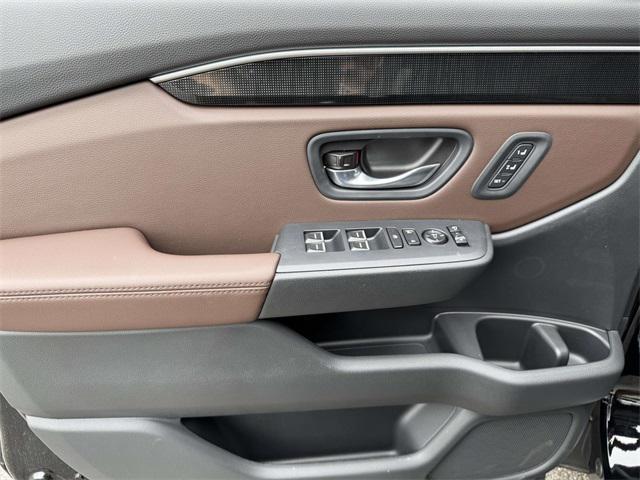 new 2025 Honda Pilot car, priced at $54,530