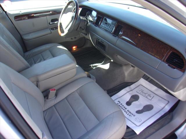 used 2001 Lincoln Town Car car