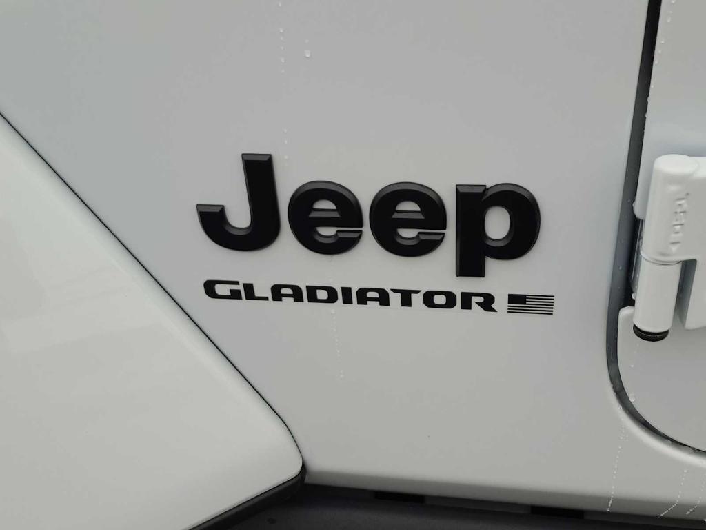 new 2025 Jeep Gladiator car, priced at $40,999