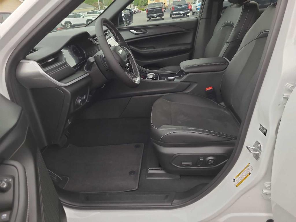 new 2025 Jeep Grand Cherokee car, priced at $39,089