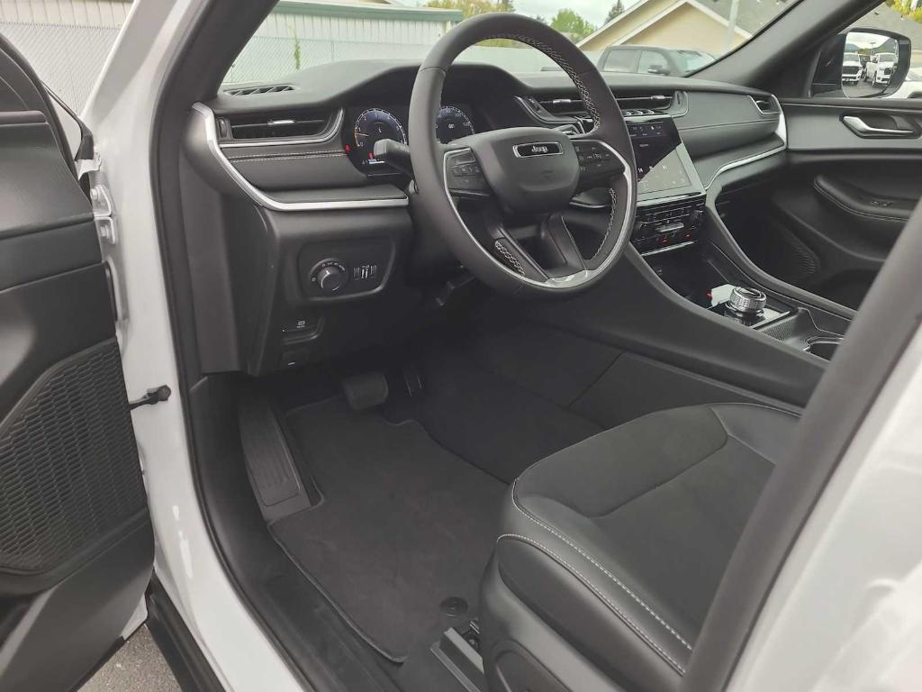 new 2025 Jeep Grand Cherokee car, priced at $39,089