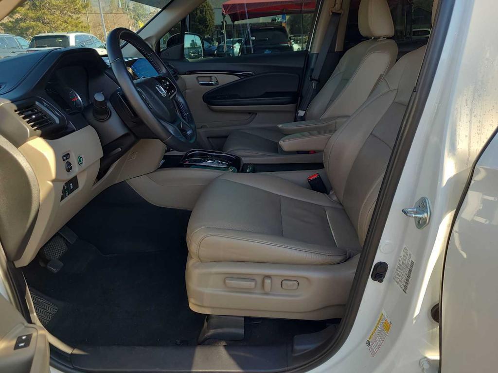 used 2022 Honda Pilot car, priced at $32,999