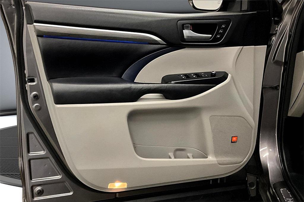 used 2018 Toyota Highlander car, priced at $27,359