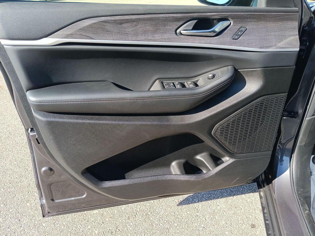 new 2025 Jeep Grand Cherokee car, priced at $43,388