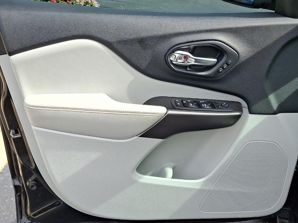 used 2019 Jeep Cherokee car, priced at $16,995