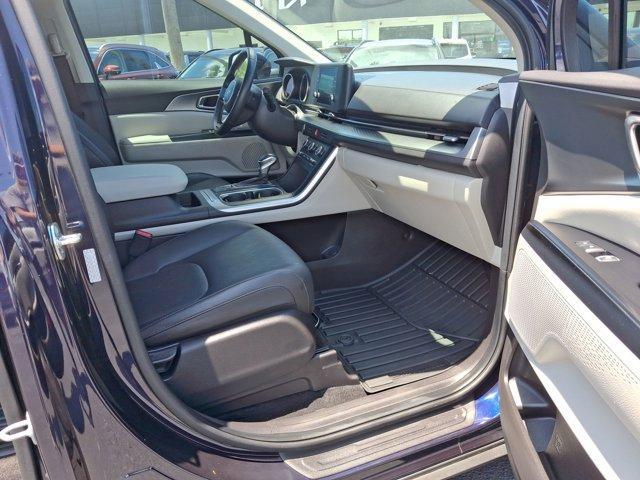 used 2023 Kia Carnival car
