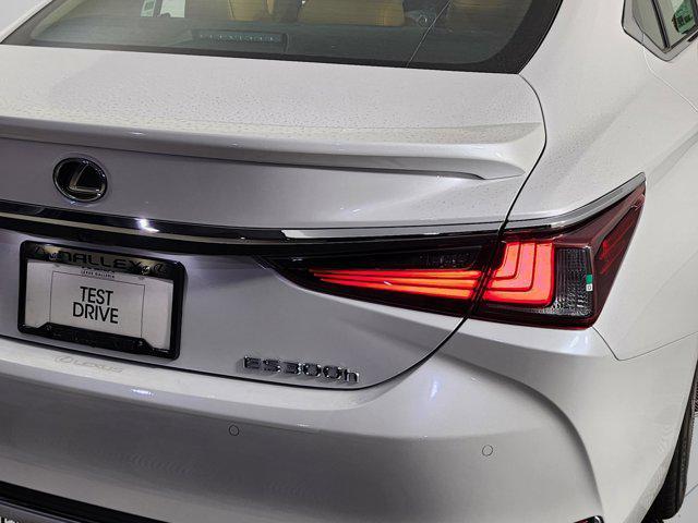 new 2025 Lexus ES 300h car, priced at $50,834
