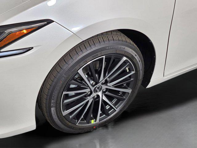 new 2025 Lexus ES 300h car, priced at $50,834