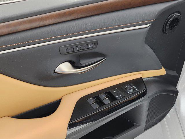 new 2025 Lexus ES 300h car, priced at $50,834