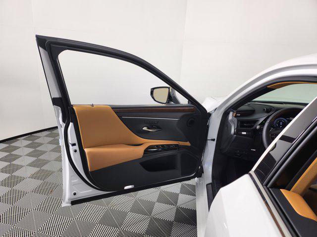 new 2025 Lexus ES 300h car, priced at $54,099