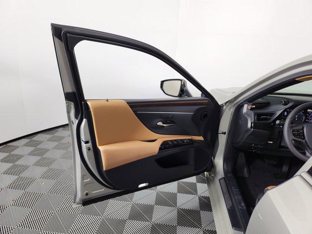 new 2025 Lexus ES 300h car, priced at $50,364