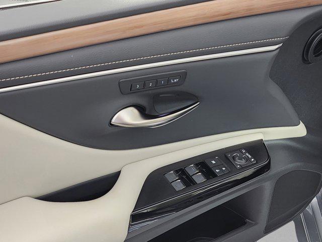 new 2025 Lexus ES 300h car, priced at $51,084