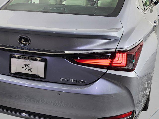 new 2025 Lexus ES 300h car, priced at $51,084