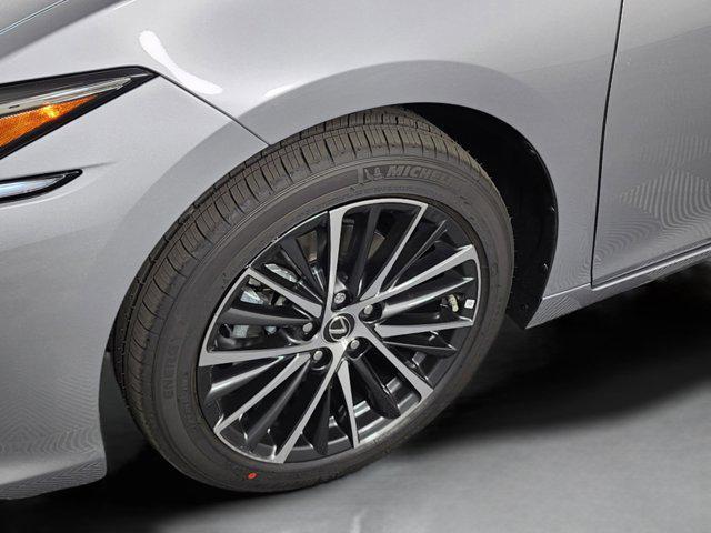 new 2025 Lexus ES 300h car, priced at $51,084