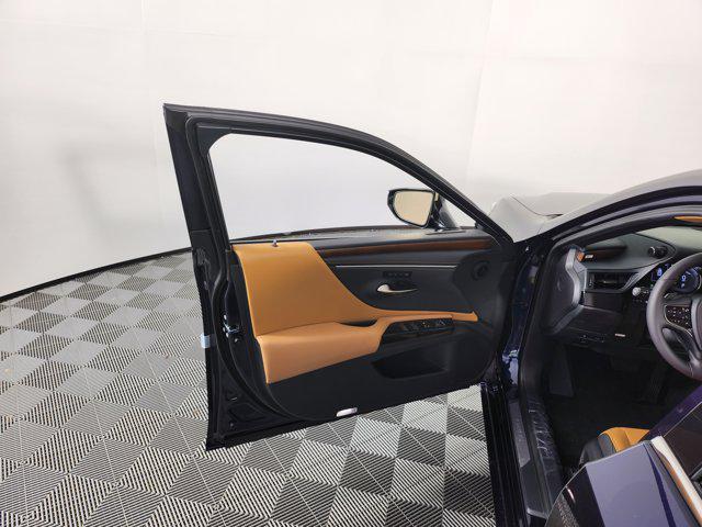 new 2025 Lexus ES 300h car, priced at $50,364