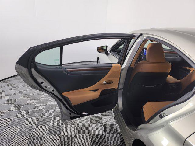 new 2025 Lexus ES 300h car, priced at $50,364