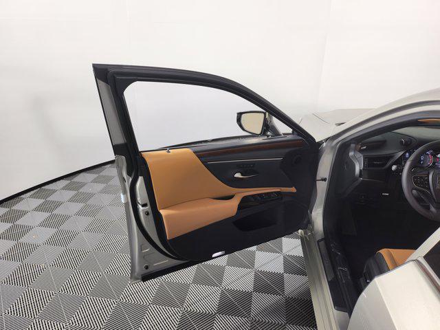 new 2025 Lexus ES 300h car, priced at $50,364