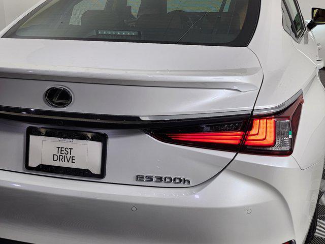 new 2025 Lexus ES 300h car, priced at $57,109