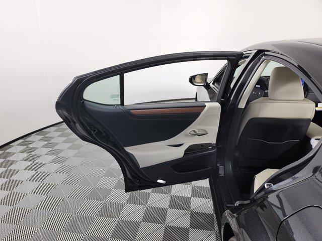 new 2025 Lexus ES 300h car, priced at $50,364
