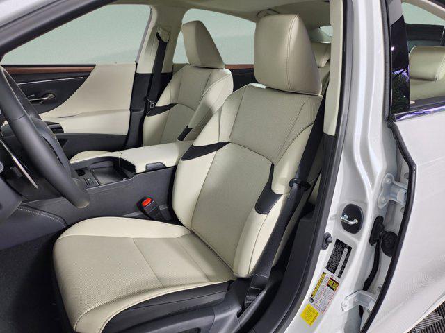 new 2025 Lexus ES 300h car, priced at $51,084