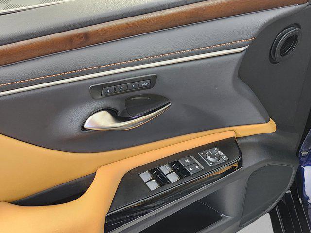 new 2025 Lexus ES 300h car, priced at $53,819