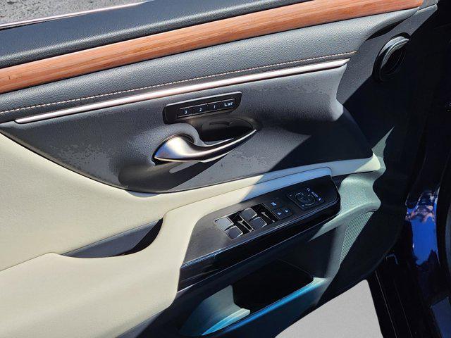 new 2025 Lexus ES 300h car, priced at $54,234