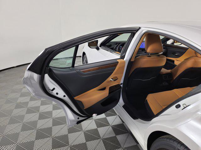 new 2025 Lexus ES 300h car, priced at $50,864
