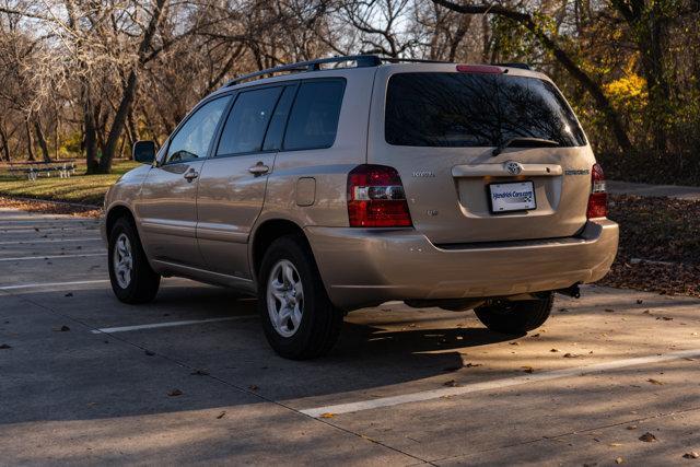 used 2005 Toyota Highlander car, priced at $13,989