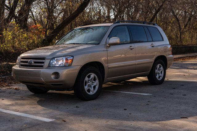 used 2005 Toyota Highlander car, priced at $13,989