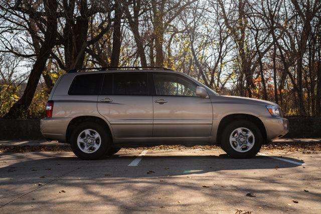 used 2005 Toyota Highlander car, priced at $13,989