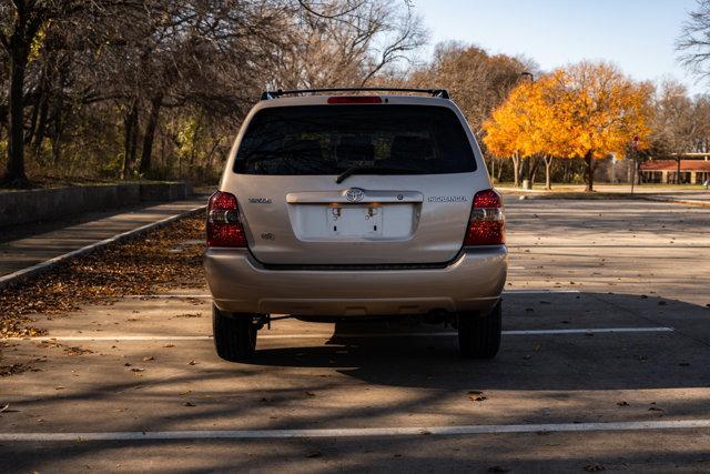 used 2005 Toyota Highlander car, priced at $13,989