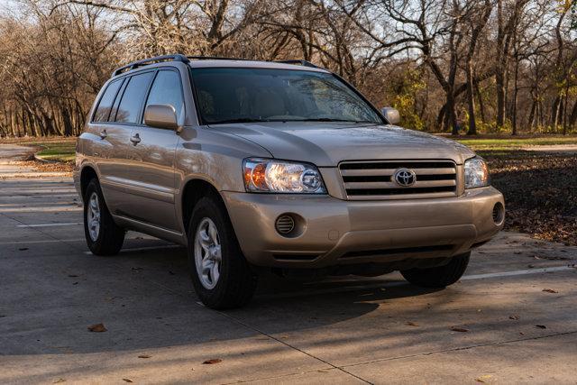 used 2005 Toyota Highlander car, priced at $13,989