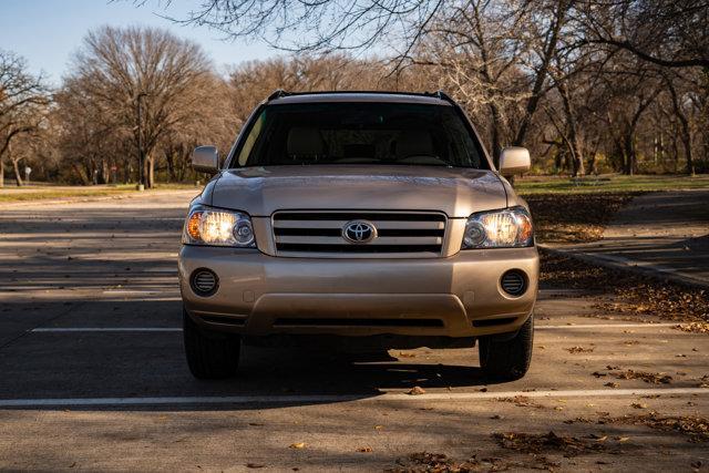 used 2005 Toyota Highlander car, priced at $13,989