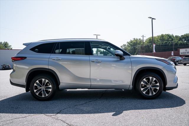 used 2022 Toyota Highlander car, priced at $38,288