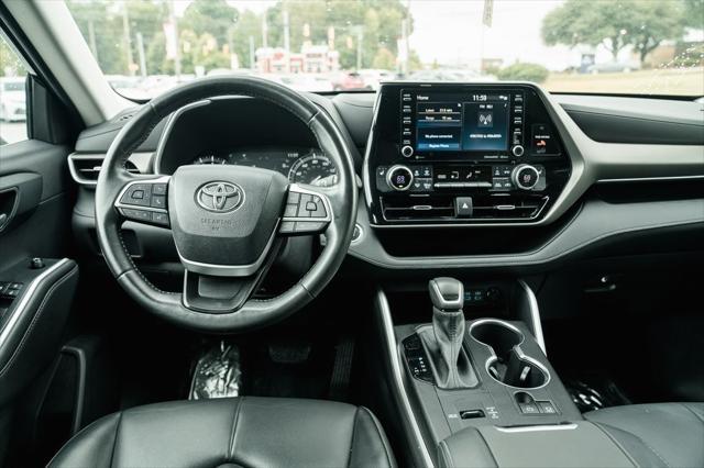 used 2022 Toyota Highlander car, priced at $38,999