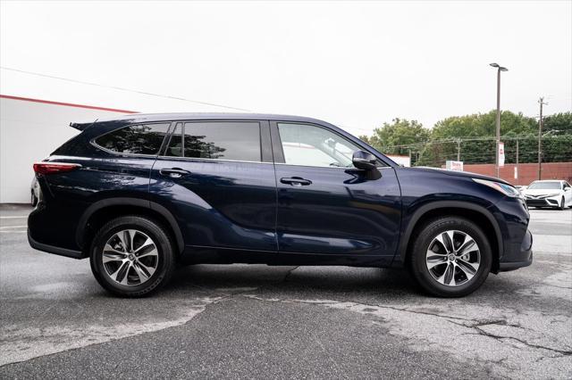 used 2022 Toyota Highlander car, priced at $38,999