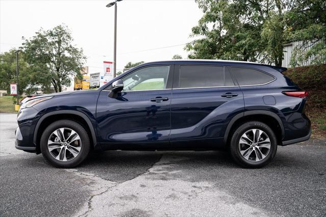 used 2022 Toyota Highlander car, priced at $38,999